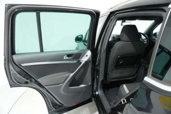 Volkswagen TIGUAN 2.0 TDI BlueMotion Tech R-Line SUV 5dr Diesel DSG 4WD Euro 5 (s/