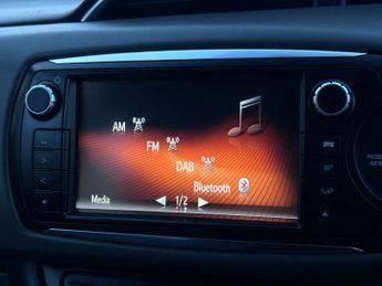 TOYOTA YARIS 1.3 Yaris Design VVT-i CVT 5dr