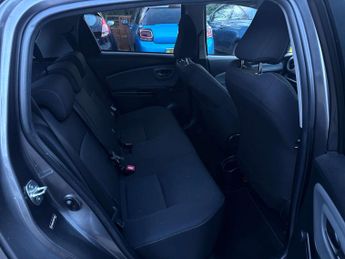 TOYOTA YARIS 1.3 Yaris Design VVT-i CVT 5dr