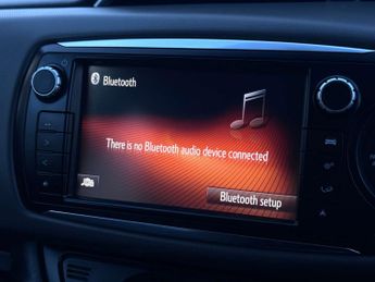 TOYOTA YARIS 1.3 Yaris Design VVT-i CVT 5dr