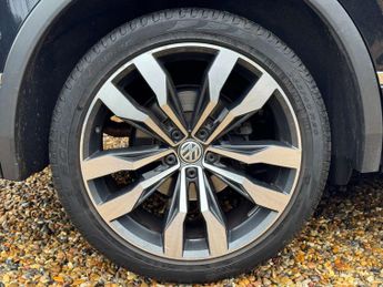 VOLKSWAGEN TIGUAN 2.0 Tiguan R-Line Tech TDI 4Motion Semi-Auto 4WD 5dr
