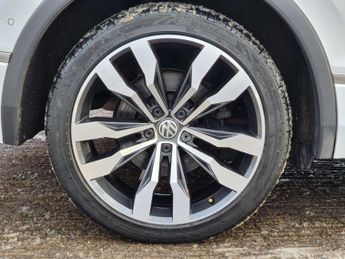VOLKSWAGEN TIGUAN 2.0 Tiguan R-Line Tech TDI 4Motion Semi-Automatic 4WD 5dr - NATI