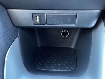 TOYOTA YARIS 1.5 Yaris Design HEV CVT 5dr