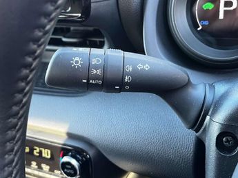 TOYOTA YARIS 1.5 Yaris Design HEV CVT 5dr