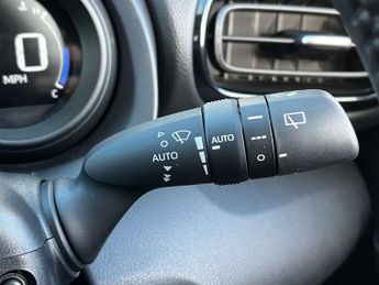 TOYOTA YARIS 1.5 Yaris Design HEV CVT 5dr