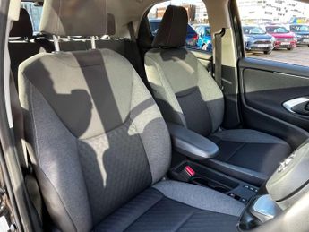 TOYOTA YARIS 1.5 Yaris Design HEV CVT 5dr