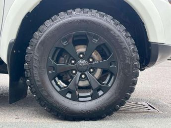 Mitsubishi L200 2.5 DI-D Barbarian Black Pickup Double Cab 4dr Diesel Manual 4WD