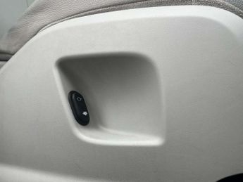 Land Rover RANGE ROVER EVOQUE 2.2 SD4 Pure SUV 5dr Diesel Manual 4WD Euro 5 (s/s) (190 ps) AA 