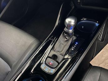 TOYOTA C-HR 1.8 C-HR-Dynamic HEV CVT 5dr