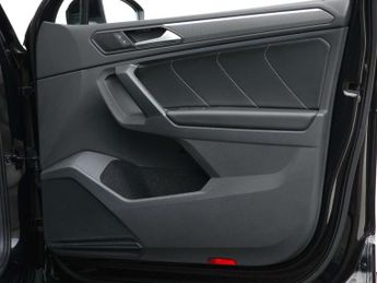 VOLKSWAGEN TIGUAN 1.5 Tiguan R-Line TSi Semi-Auto 5dr