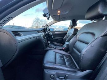 SKODA SUPERB 3.6 V6 Elegance Hatchback 5dr Petrol DSG 4WD Euro 5 (260 ps)