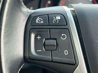 VOLVO V40 2.0 V40 R-Design Pro D3 Automatic 5dr - NATIONAL DELIVERY*