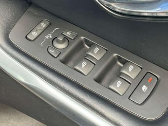 VOLVO V40 2.0 V40 R-Design Pro D3 Automatic 5dr - NATIONAL DELIVERY*