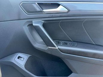 VOLKSWAGEN TIGUAN 2.0 Tiguan R-Line TSi BlueMotion Technology 4Motion Semi-Auto 4W