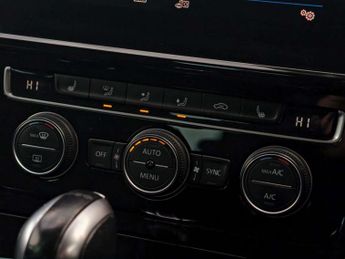 Volkswagen GOLF 2.0 TSI R Hatchback 5dr Petrol DSG 4Motion Euro 6 (s/s) (300 ps)