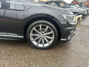 VOLKSWAGEN PASSAT 1.4 Passat R-Line TSi Semi-Auto 5dr