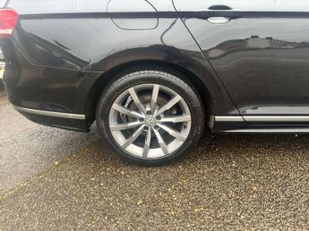 VOLKSWAGEN PASSAT 1.4 Passat R-Line TSi Semi-Auto 5dr