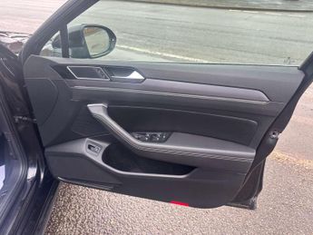 VOLKSWAGEN PASSAT 1.4 Passat R-Line TSi Semi-Auto 5dr