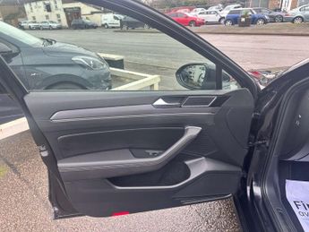 VOLKSWAGEN PASSAT 1.4 Passat R-Line TSi Semi-Auto 5dr