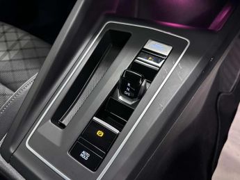 Volkswagen Golf 1.5 Golf R-Line eTSI Semi-Auto 5dr