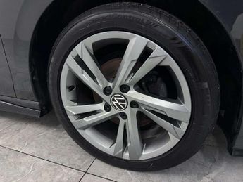 Volkswagen Golf 1.5 Golf R-Line eTSI Semi-Auto 5dr