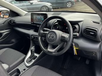 TOYOTA YARIS 1.5 Yaris Design HEV CVT 5dr