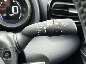 TOYOTA YARIS 1.5 Yaris Design HEV CVT 5dr