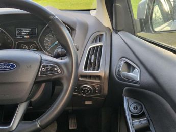 Ford FOCUS 1.6 Titanium Hatchback 5dr Petrol Powershift Euro 6 (125 ps)