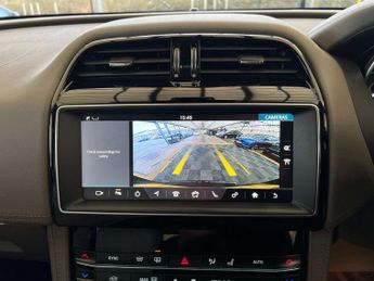 JAGUAR F-PACE 2.0 F-Pace Portfolio AWD Auto 4WD 5dr