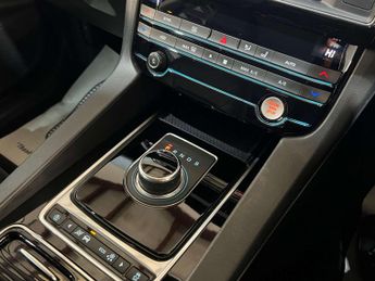 Jaguar F-PACE 2.0 F-Pace Prestige D Auto 5dr 2 KEYS + S/HISTORY + NEW MOT + AA