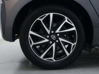 TOYOTA YARIS 1.5 Yaris Design HEV CVT 5dr