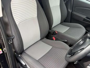 TOYOTA YARIS 1.5 Yaris Design VVT-i HEV CVT 5dr