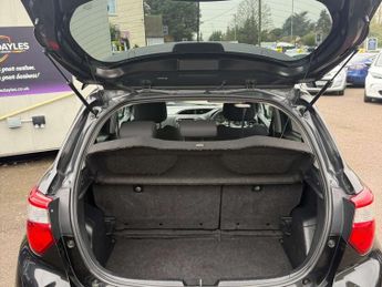 TOYOTA YARIS 1.5 Yaris Design VVT-i HEV CVT 5dr