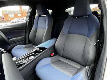 TOYOTA C-HR 1.8 C-HR-Dynamic HEV CVT 5dr