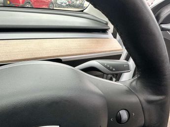 TESLA MODEL 3 Model 3 Standard Range + 4dr