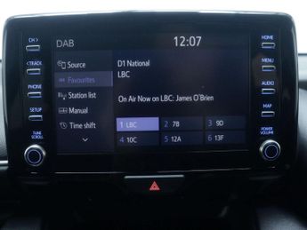 TOYOTA YARIS 1.5 Yaris Design HEV CVT 5dr