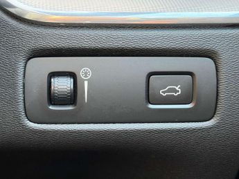 VOLVO XC60 2.0 D4 R-Design SUV 5dr Diesel Auto AWD Euro 6 (s/s) (190 ps)