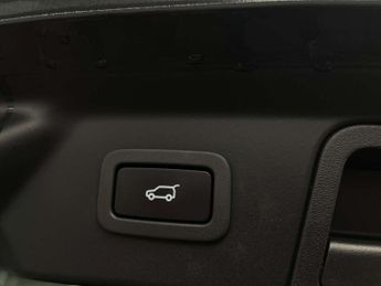 Land Rover RANGE ROVER VELAR 2.0 Range Rover Velar R-Dynamic SE D240 Auto 4WD 5dr