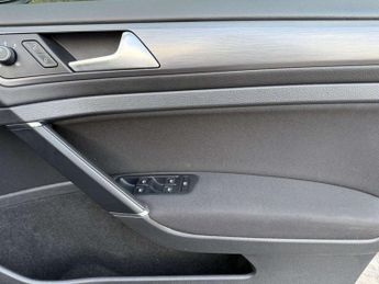 Volkswagen E-GOLF 35.8kWh e-Golf Hatchback 5dr Electric Auto (136 ps)