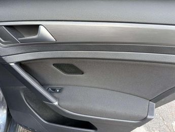 Volkswagen E-GOLF 35.8kWh e-Golf Hatchback 5dr Electric Auto (136 ps)