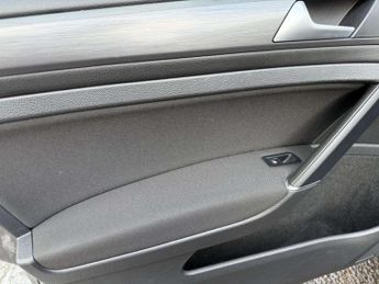 Volkswagen E-GOLF 35.8kWh e-Golf Hatchback 5dr Electric Auto (136 ps)