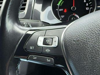 Volkswagen E-GOLF 35.8kWh e-Golf Hatchback 5dr Electric Auto (136 ps)