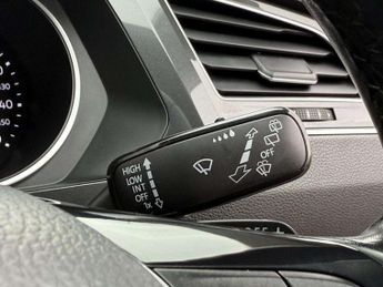 Volkswagen TIGUAN 2.0 TDI BlueMotion Tech SE Navigation SUV 5dr Diesel DSG 4Motion