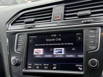 Volkswagen TIGUAN 2.0 TDI BlueMotion Tech SE Navigation SUV 5dr Diesel DSG 4Motion