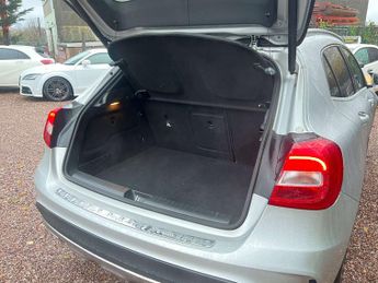 MERCEDES-BENZ GLA 2.1 GLA 220 AMG Line D 4Matic Auto 4WD 5dr