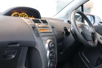 TOYOTA YARIS 1.3 Yaris TR VVT-i Semi-Auto 5dr