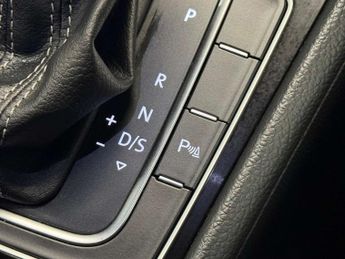 Volkswagen GOLF 2.0 Golf R TSi Semi-Auto 4WD 3dr