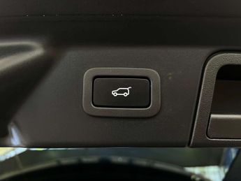 LAND ROVER RANGE ROVER VELAR 2.0 Range Rover Velar SE D180 Auto 4WD 5dr