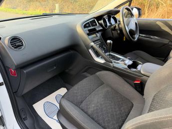 PEUGEOT 3008 1.6 3008 Active Blue HDi S/S Auto 5dr