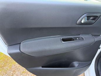 PEUGEOT 3008 1.6 3008 Active Blue HDi S/S Auto 5dr